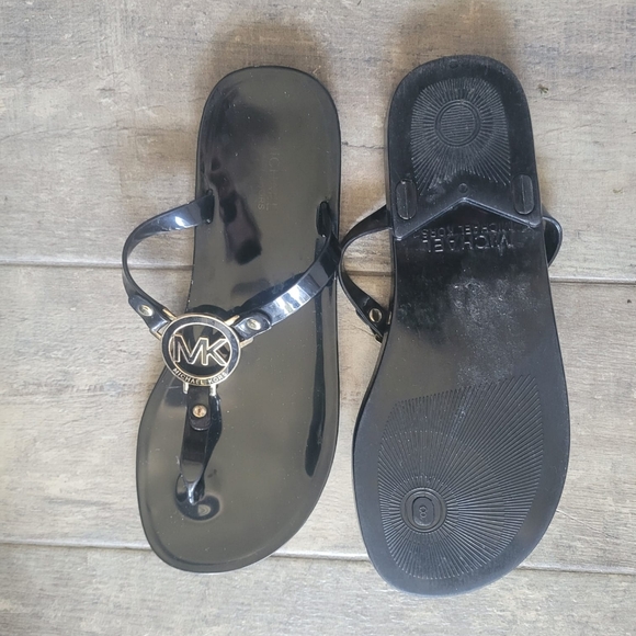 Like new MK sandals - Picture 2 of 3
